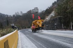 正在G242线线易凝冻滑沙池18处